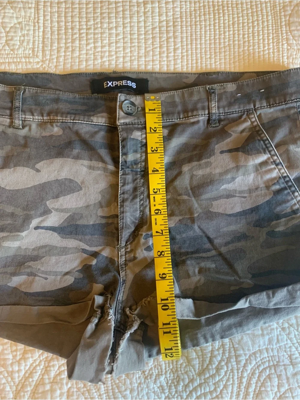 Express Camouflage Mid-Rise Shortie Shorts